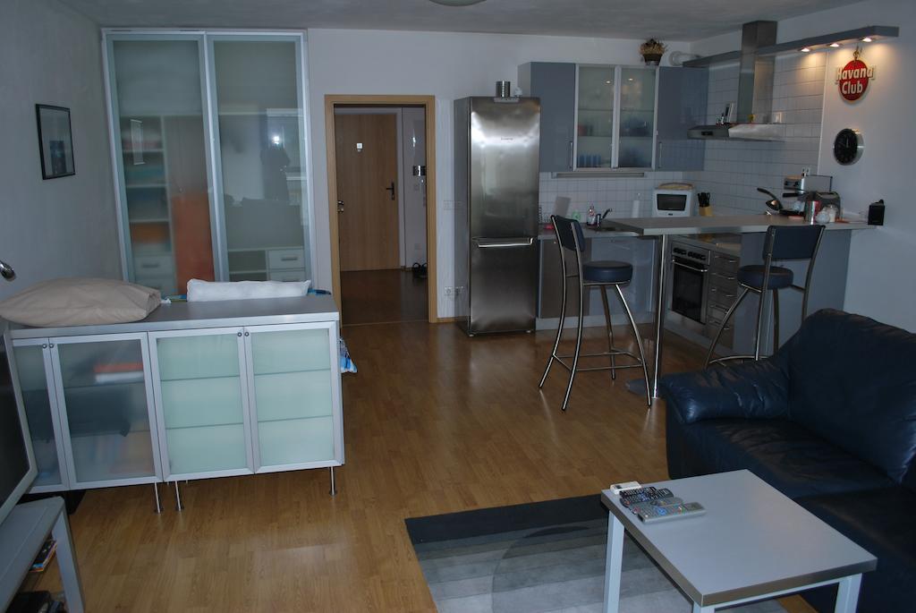 Chotesovska Apartment With Parking Place Praag Buitenkant foto